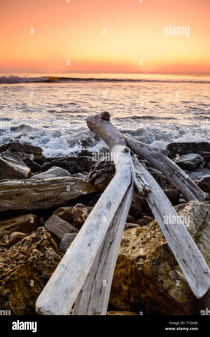 Waves crashing on pacific ocean hi-res stock photography and images - Alamy