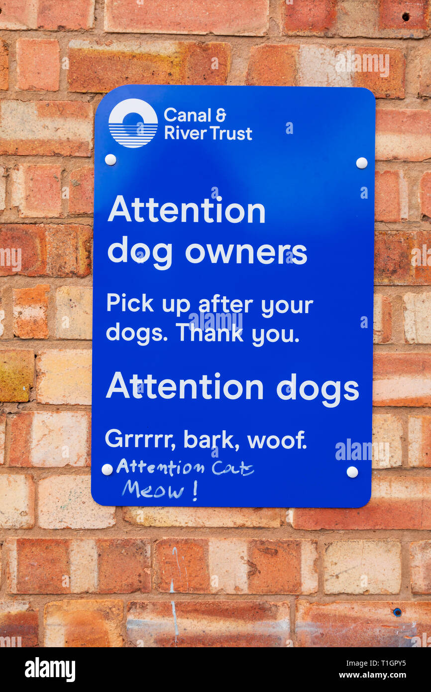 Canal Trust sign for dog owners to clean up after thier dog. Also written in dog. Also written in cat . Town lock on the River Trent, Newark on Trent, Stock Photo