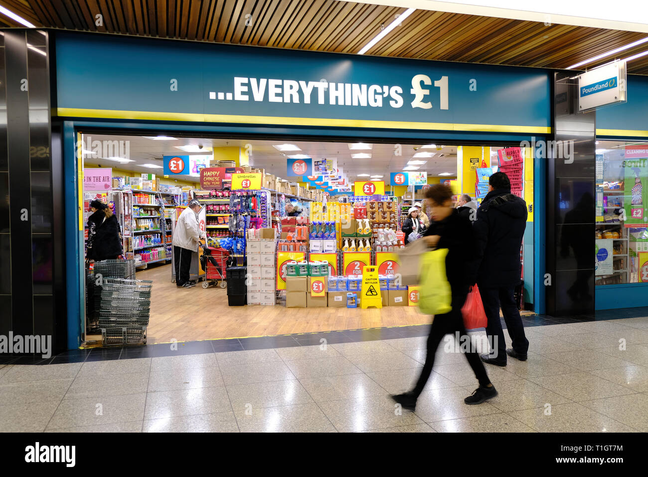 Ealing broadway shopping centre hires stock photography and images Alamy
