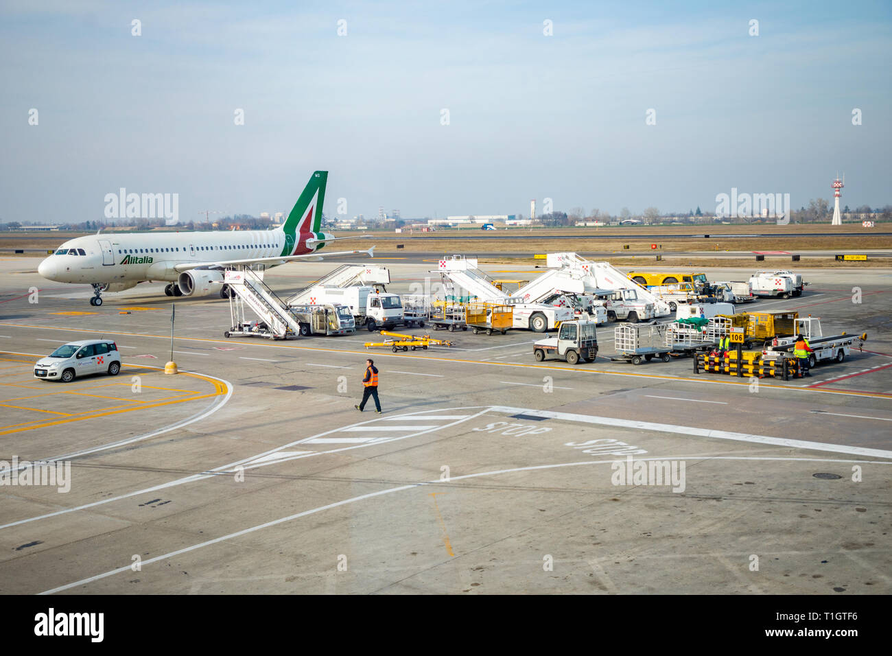 Airport luggage trucks hires stock photography and images Alamy