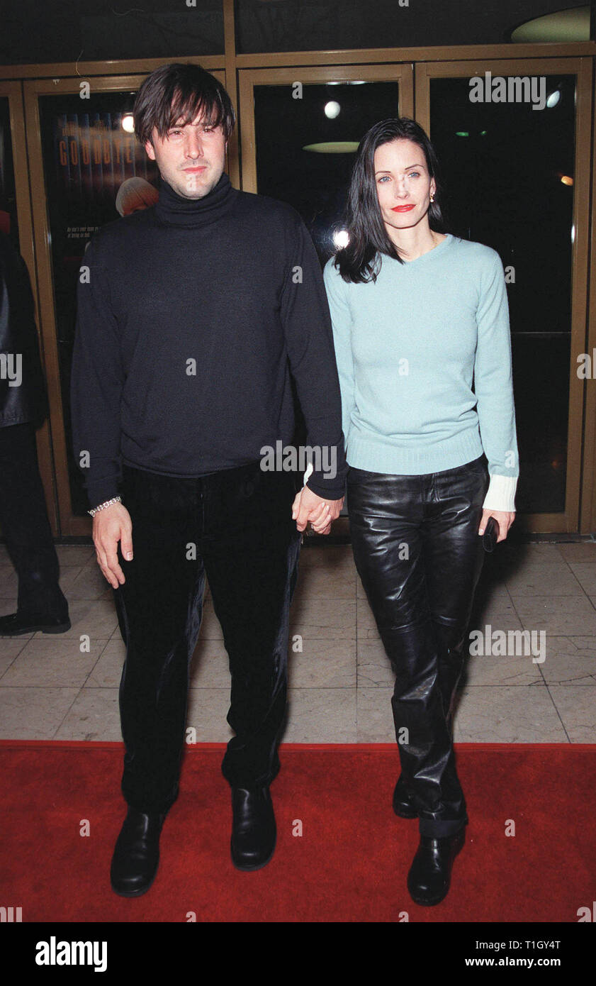 LOS ANGELES, CA - April 14, 1999: Actor DAVID ARQUETTE \u0026 actress fiancŽe COURTENEY  COX at the Los Angeles premiere of \, image size:841x1390