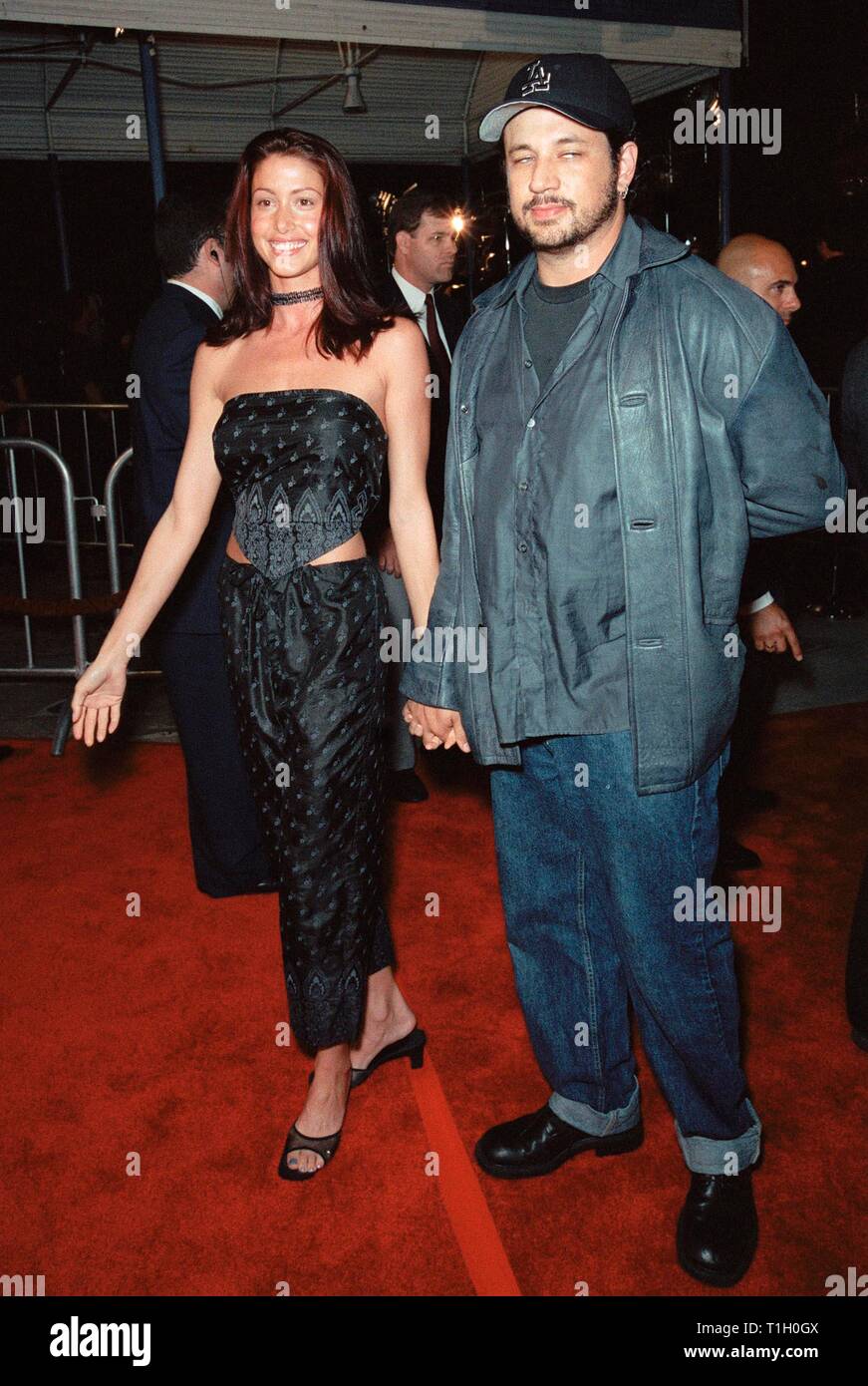 LOS ANGELES, CA. September 27, 1999:  Actress Shannon Elizabeth & boyfriend at the world premiere, in Los Angeles, of 'Three Kings' which stars George Clooney. © Paul Smith / Featureflash Stock Photo