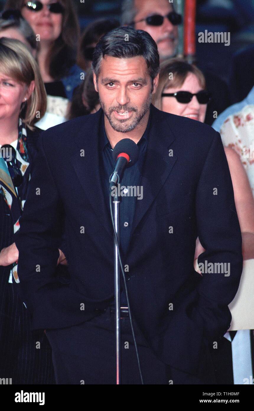 LOS ANGELES, CA. September 30, 1999:   Actor George Clooney at Mann's Chinese Theatre in Hollywood where Warner Bros. chairmen & co-CEOs Robert A. Daly & Terry Semel had their hand & footprints set in cement.                                   © Paul Smith / Featureflash Stock Photo