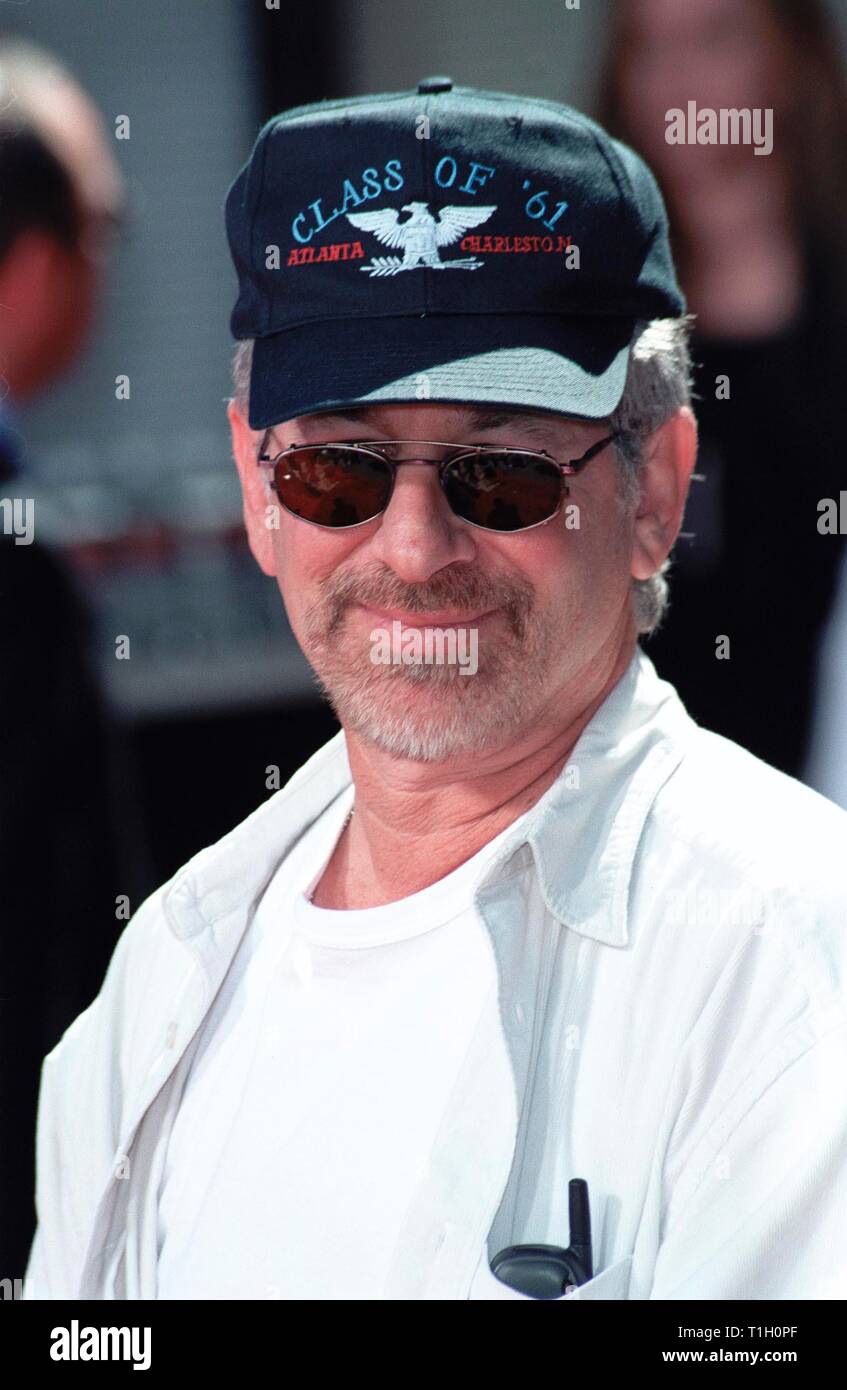 LOS ANGELES, CA. September 30, 1999:   Director Steven Spielberg at Mann's Chinese Theatre in Hollywood where Warner Bros.  chairmen & co-CEOs ROBERT A. DALY & TERRY SEMEL had their hand & footprints set in cement.                 © Paul Smith / Featureflash Stock Photo