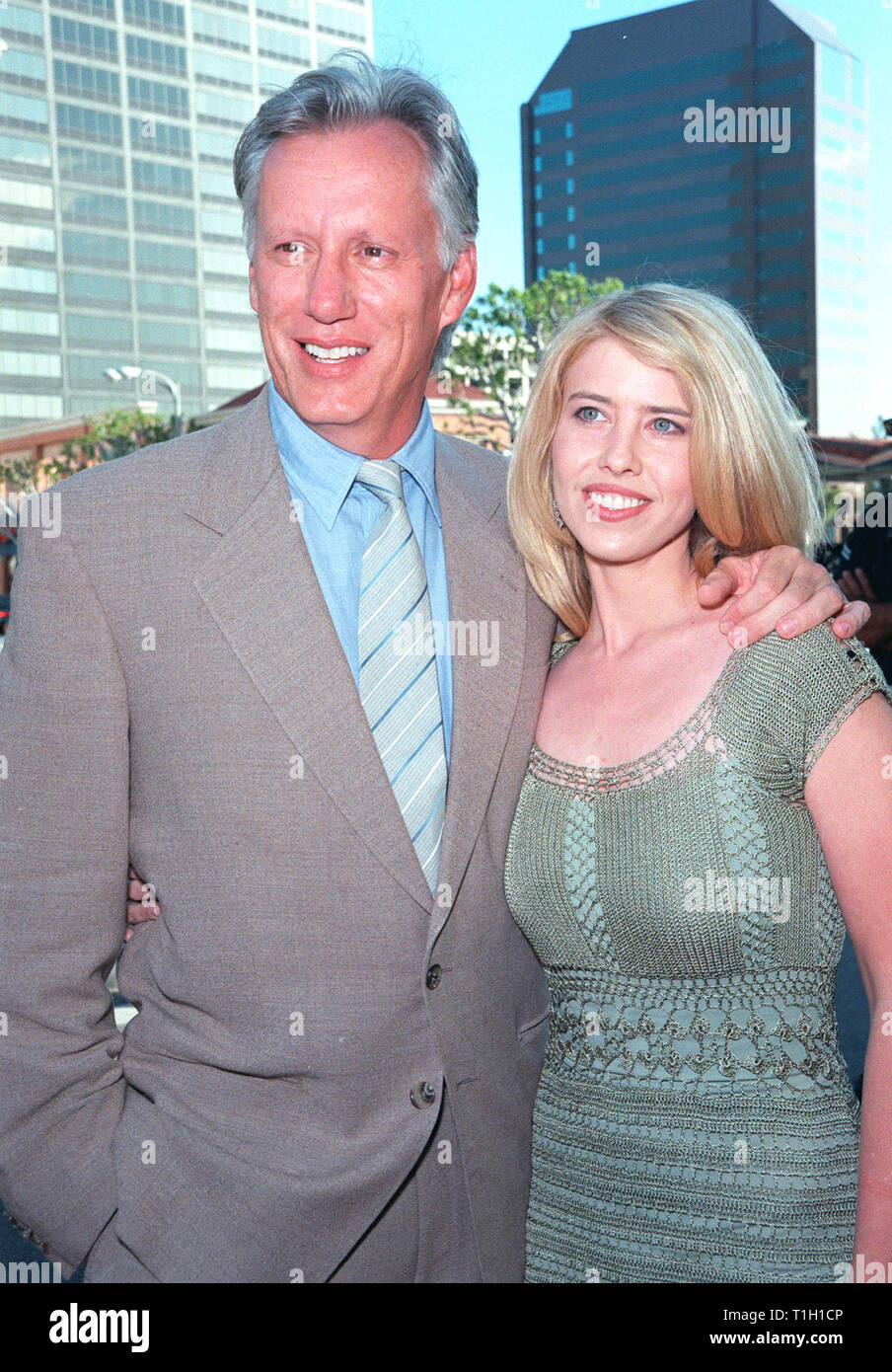LOS ANGELES, CA. June 15, 1999:  Actor JAMES WOODS & girlfriend DAWN DeNOON at the world premiere, in Los Angeles, of his new movie 'The General's Daughter' in which he stars with John Travolta. © Paul Smith / Featureflash Stock Photo