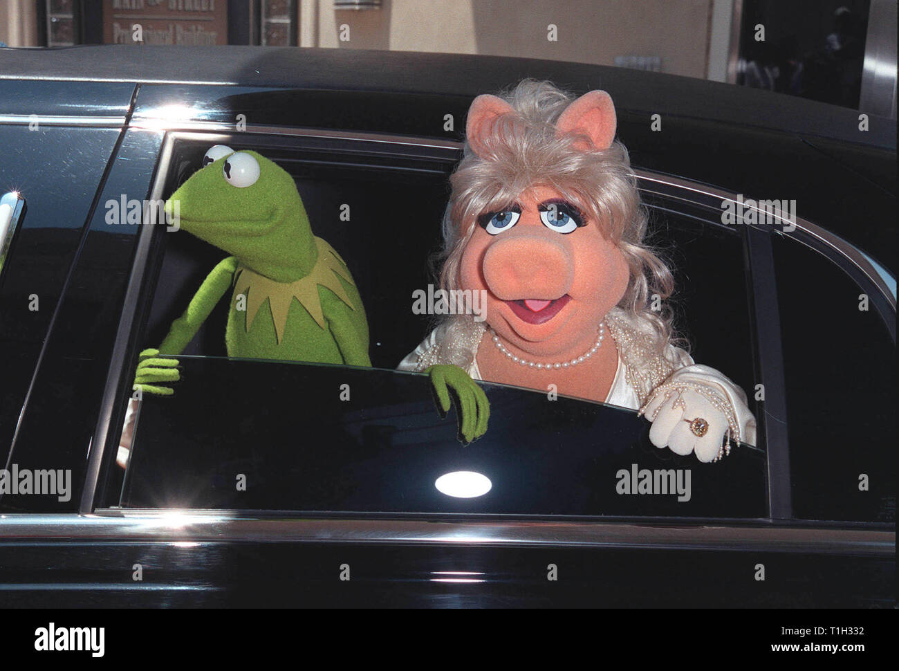 Miss Piggy Arrives to  Space L.A.