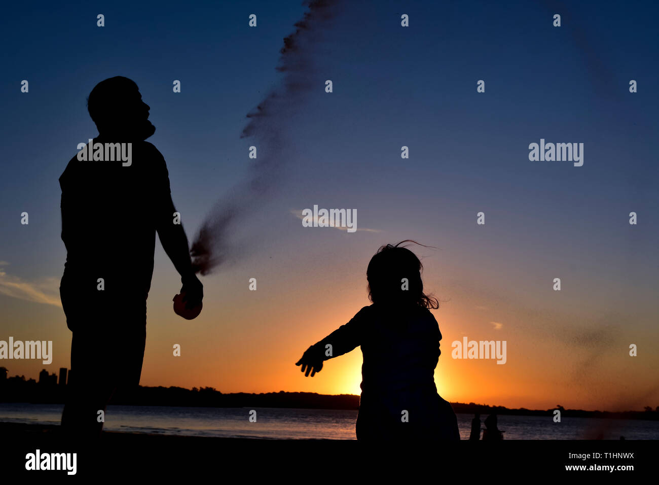 Family beach scene sun sand hi-res stock photography and images - Alamy