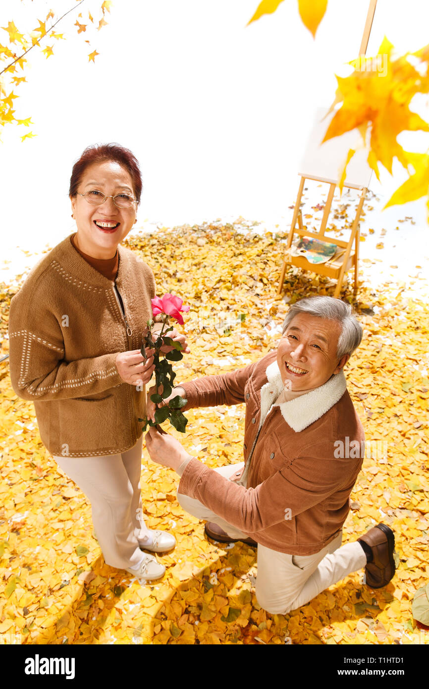 Two elderly people kneeling hi-res stock photography and images - Alamy