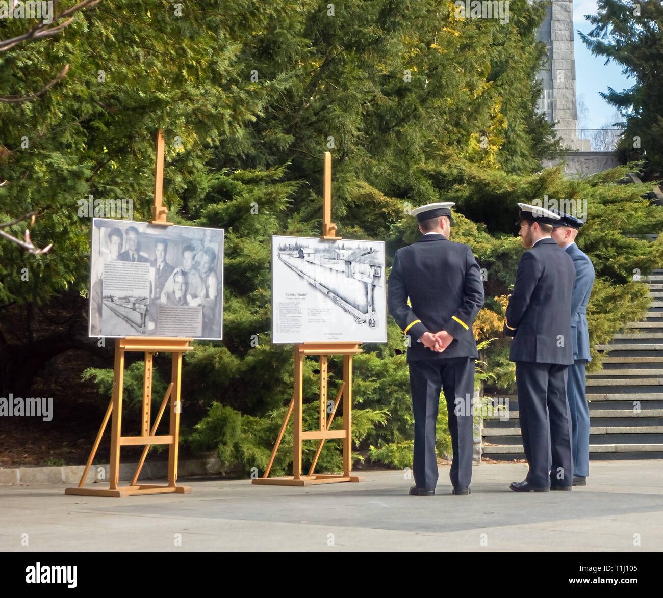 Royal air force police  pay tribute to the 50 airmen killed in the great escape from Stalag 3 on the 75th anniversary at the war cemetery at Poznan Stock Photo