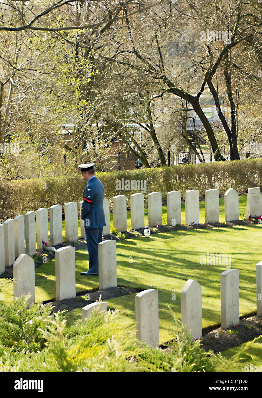 Royal air force police  pay tribute to the 50 airmen killed in the great escape from Stalag 3 on the 75th anniversary at the war cemetery at Poznan Stock Photo