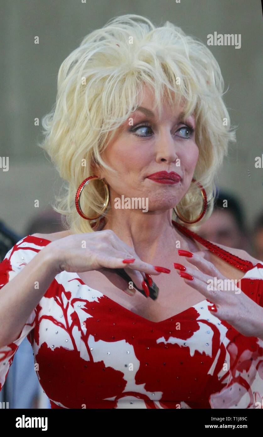 DOLLY PARTON PERFORMS ON NBC'S "TODAY SHOW" NYC, 07/05/02 Photo By John