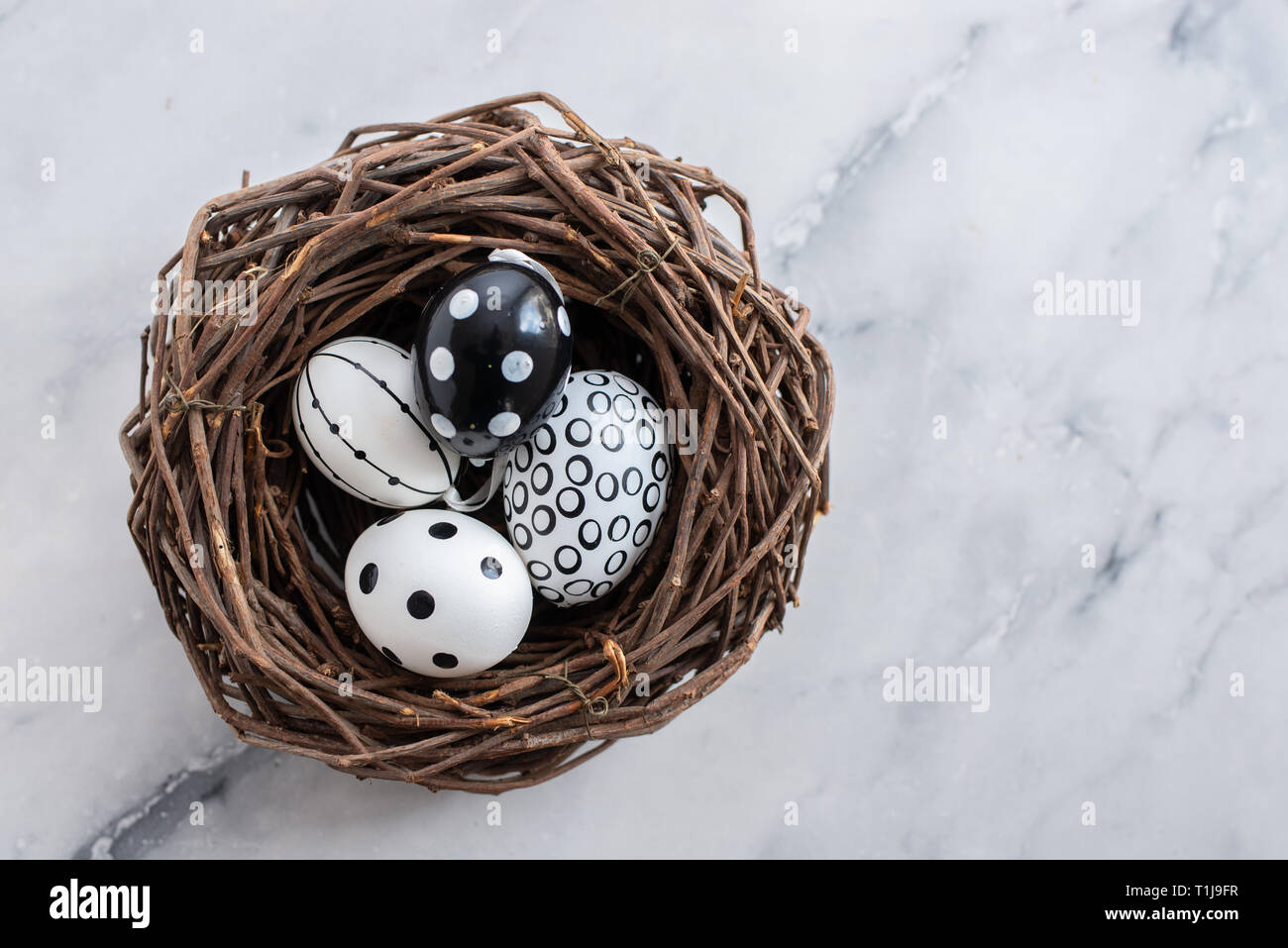 Easter decoration with nest, eggs and spring flowers Stock Photo - Alamy