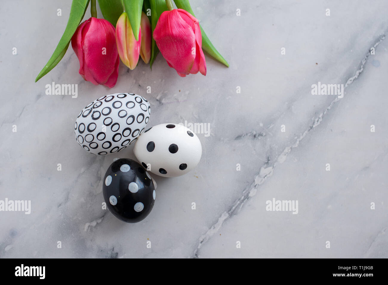 Easter decoration with nest, eggs and spring flowers Stock Photo - Alamy