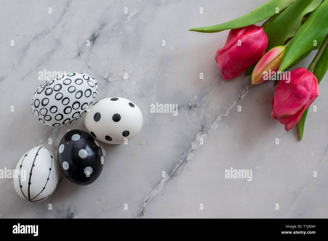 Easter decoration with nest, eggs and spring flowers Stock Photo - Alamy
