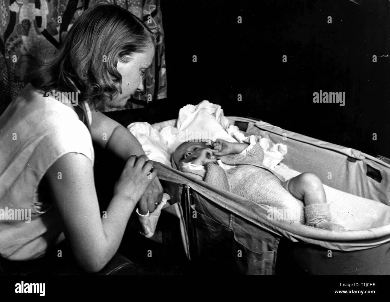 transport / transportation, aviation, passenger planes, Douglas DC-6 of the SAS Scandinavian Airline System, interior view, mother with her child, late 1950s, Additional-Rights-Clearance-Info-Not-Available Stock Photo