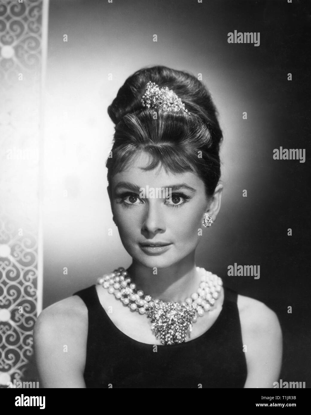 AUDREY HEPBURN as Holly Golightly BREAKFAST AT TIFFANY'S 1961 director Blake Edwards Jurow-Shepherd / Paramount Pictures Stock Photo