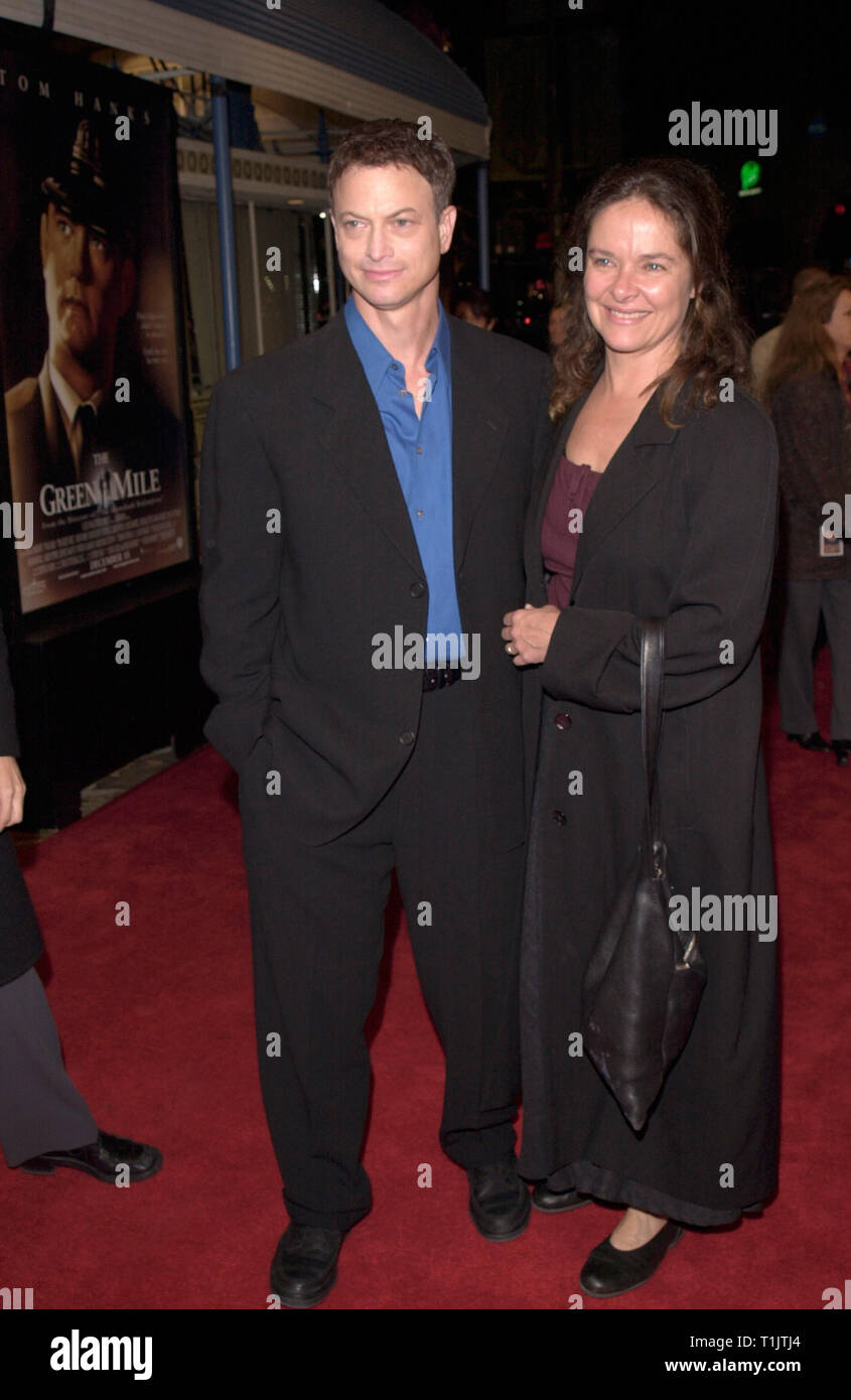 LOS ANGELES, CA. December 06, 1999: Actor Gary Sinise & wife at the world  premiere, in Los Angeles, of his new movie "The Green Mile" in which he  stars with Tom Hanks. ©