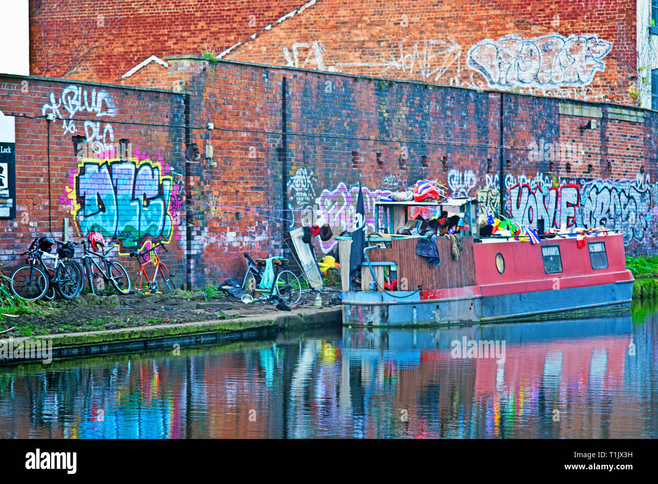 Canal Grafitti, Leed to Liverpool Canal, Leeds, England Stock Photo
