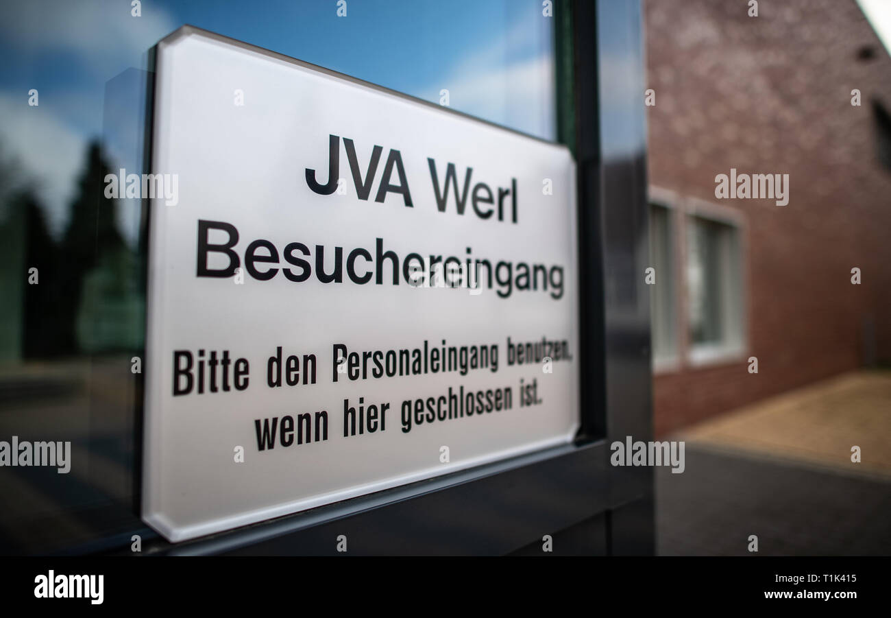 Werl, Germany. 27th Mar, 2019. "JVA Werl - Besuchereingang" is written on a  sign at the main gate of the correctional facility (JVA) Werl. One week  after his escape, a dangerous prisoner