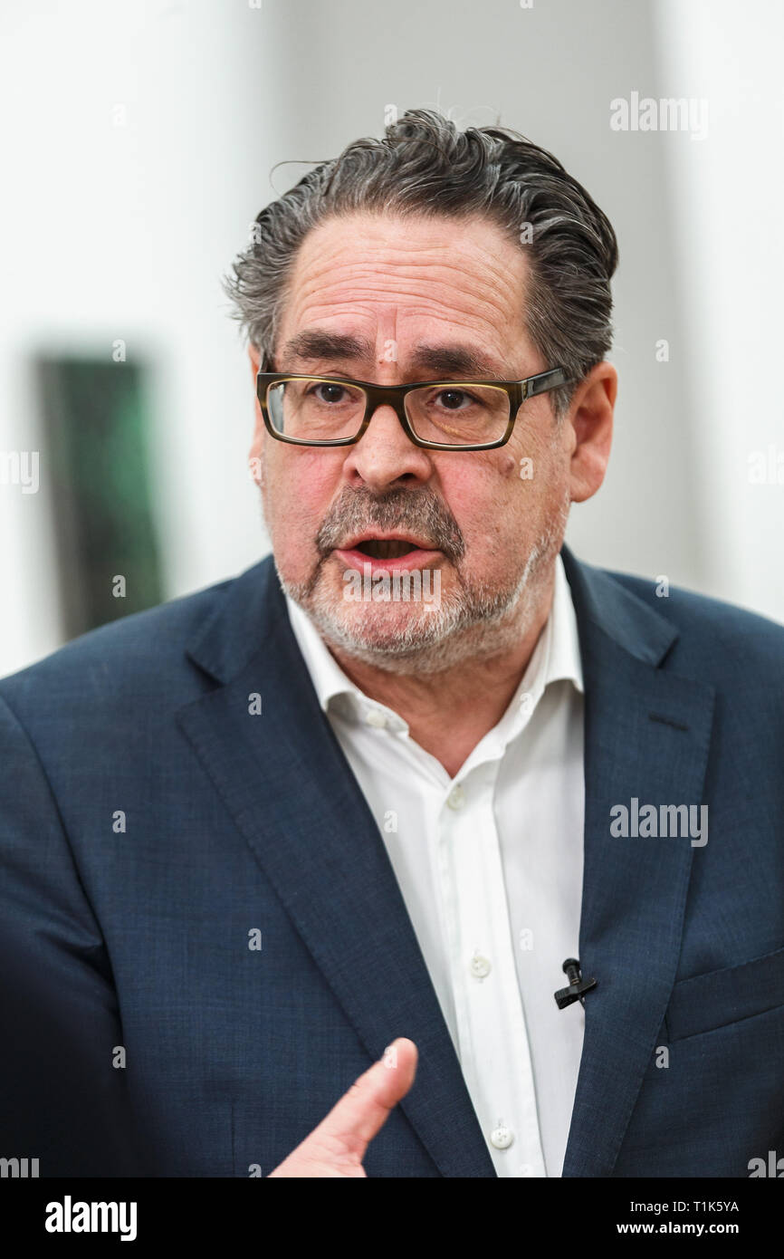 Berlin, Germany. 27th Mar, 2019. Udo Kittelmann, curator and director of the Nationalgalerie - Staatliche Museen zu Berlin, speaks in the exhibition 'Jack Whitten. Jack's Jacks' at the Hamburger Bahnhof - Museum für Gegenwart - Berlin. The US-American artist lived from 1939 to 2018. The exhibition is on view from 29.03.2019 to 01.09.2019. Credit: Carsten Koall/dpa - ATTENTION: Only for editorial use in connection with reporting on the exhibition with full mention of the above credit/dpa/Alamy Live News Stock Photo