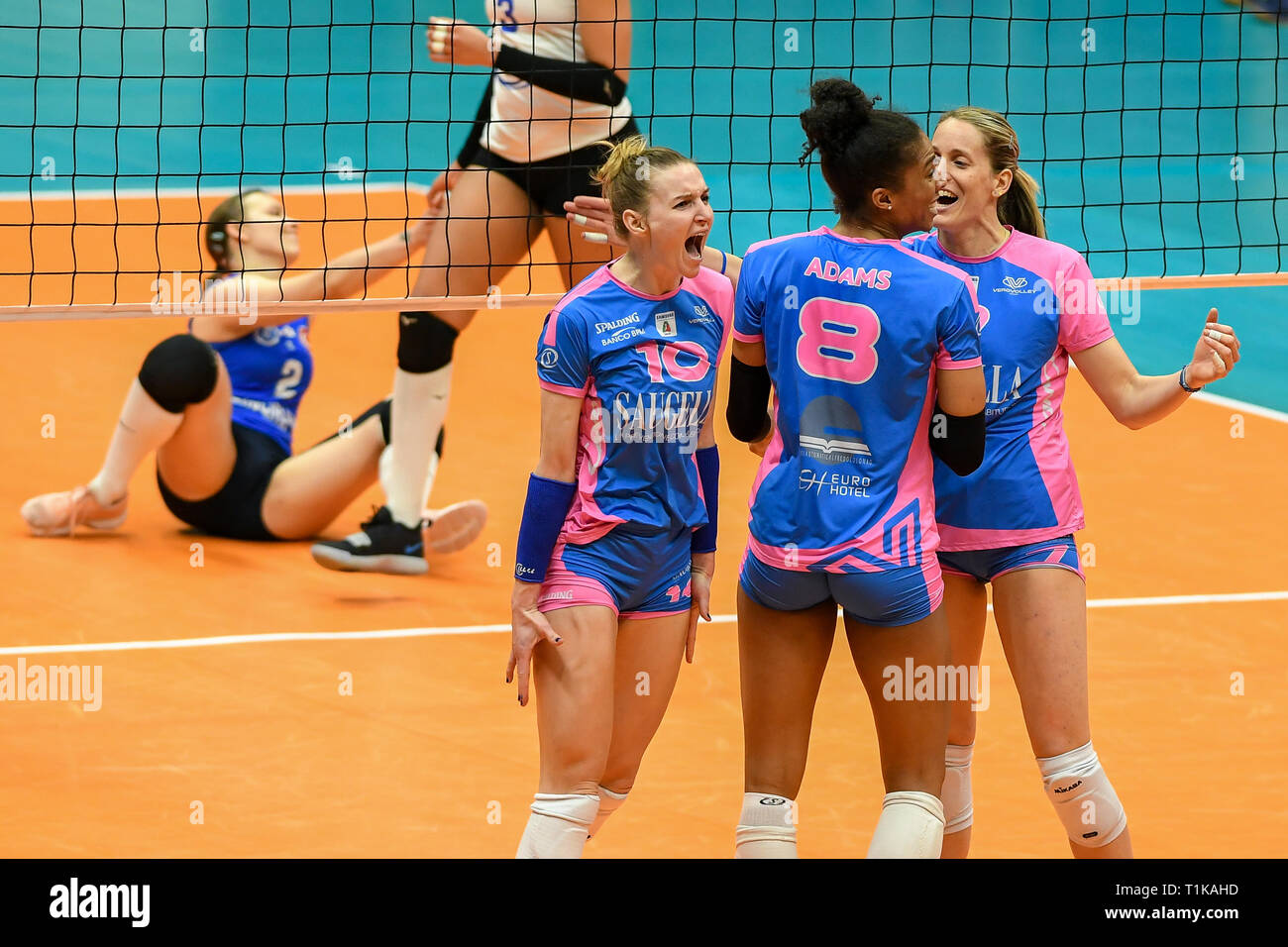 Candy Arena, Monza, Italy. 27th March, 2019. CEV Volleyball Challenge Cup women, Final, 2nd leg. Saugella Monza team exultation during the match between Saugella Monza and Aydin BBSK at the Candy Arena Italy.  Credit: Claudio Grassi/Alamy Live News Stock Photo