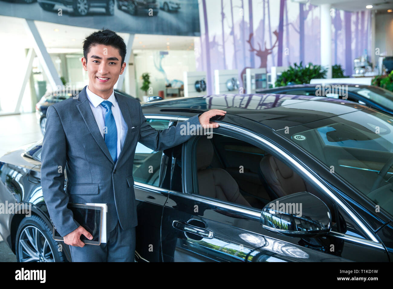 4 s shop car sales personnel Stock Photo Alamy