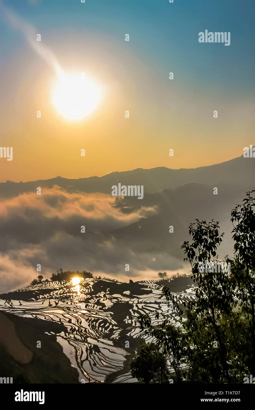 sunrise-at-yuanyang-rice-terraces-and-the-sea-of-clouds-1900-meters