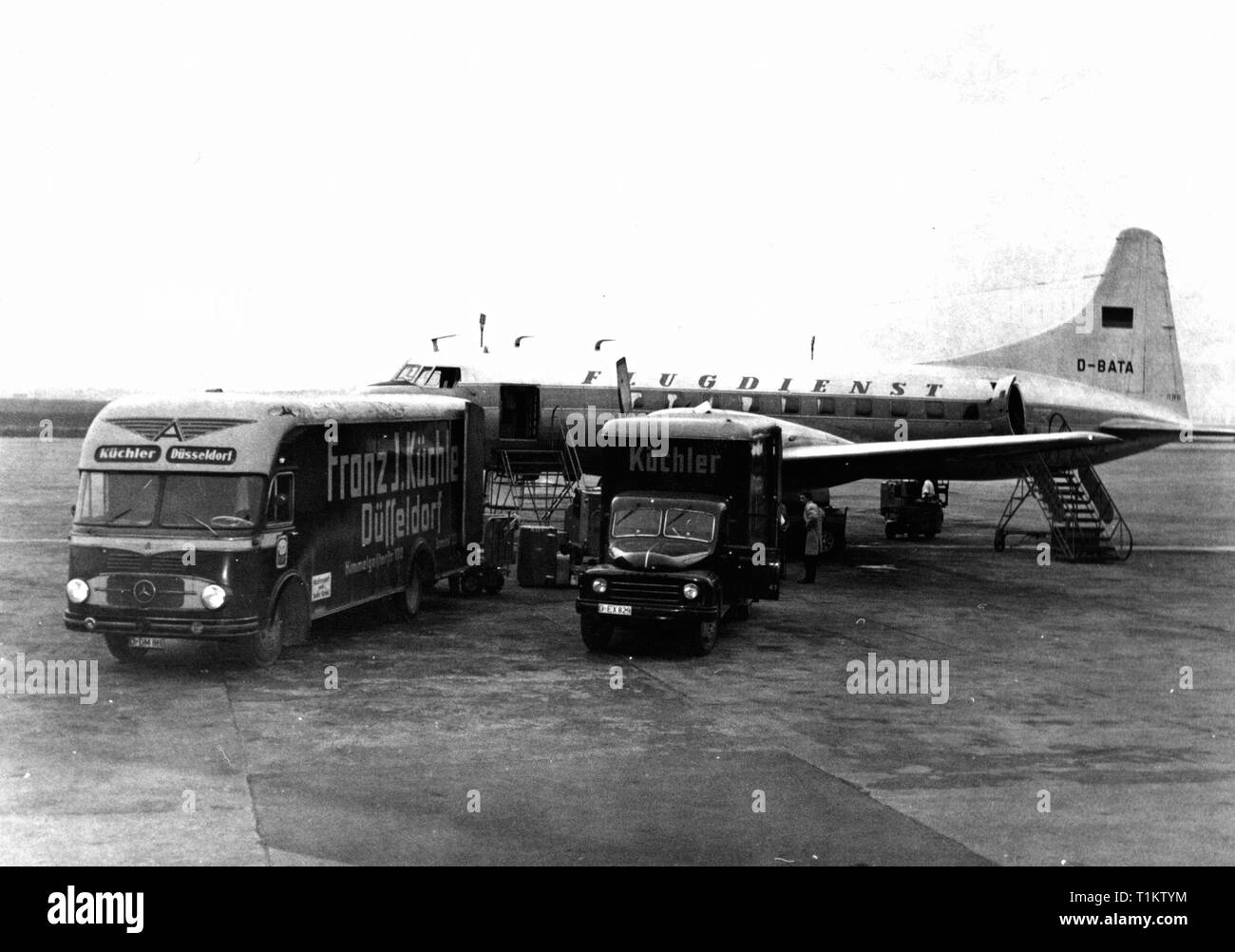 transport / transportation, aviation, transport aircraft, Convair CV-440, Deutsche Flugdienst GmbH, loading of freight of the removalists Franz J. Kuechler, Duesseldorf, late 1950s, Additional-Rights-Clearance-Info-Not-Available Stock Photo
