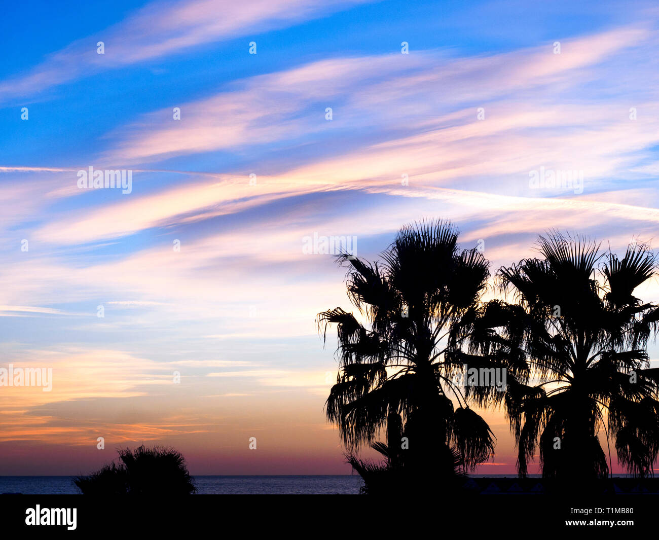 Colorful cloud sunset beach hi-res stock photography and images - Alamy