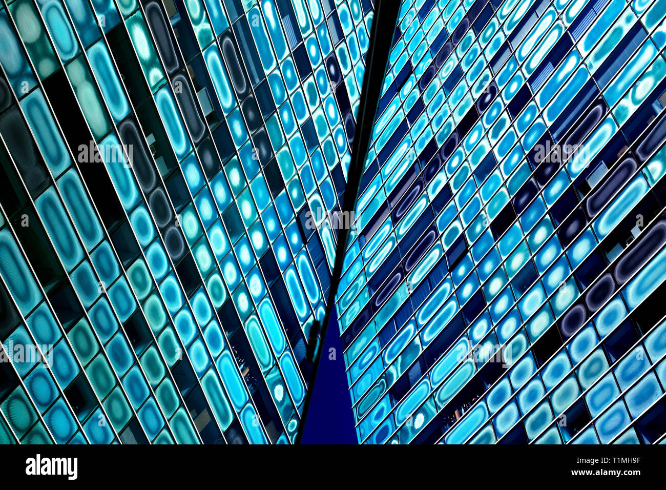 Glass cladding of high rise building hi-res stock photography and ...