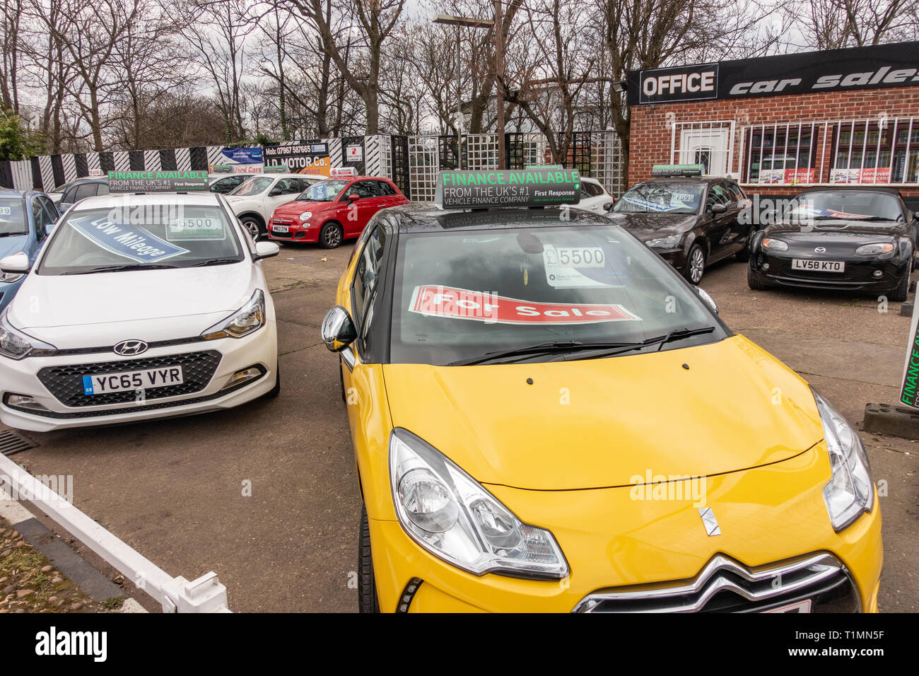 Secondhand cars for sale on forecourt hires stock photography and
