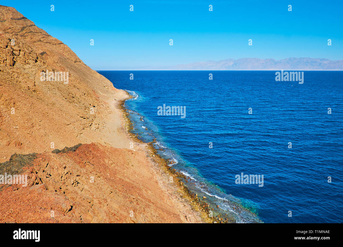 The scenic seascape of Aqaba gulf, located between the rocky desert shores of Egypt, Israel, Jordan and Saudi Arabia. Stock Photo