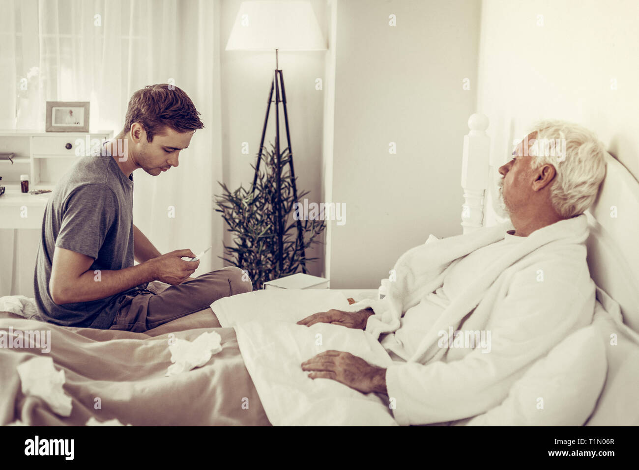 угрюмые лица людей. стал я угрюмым больным и седым. седой человек. стал я угрюмым больным и седым. мужчина средних лет.