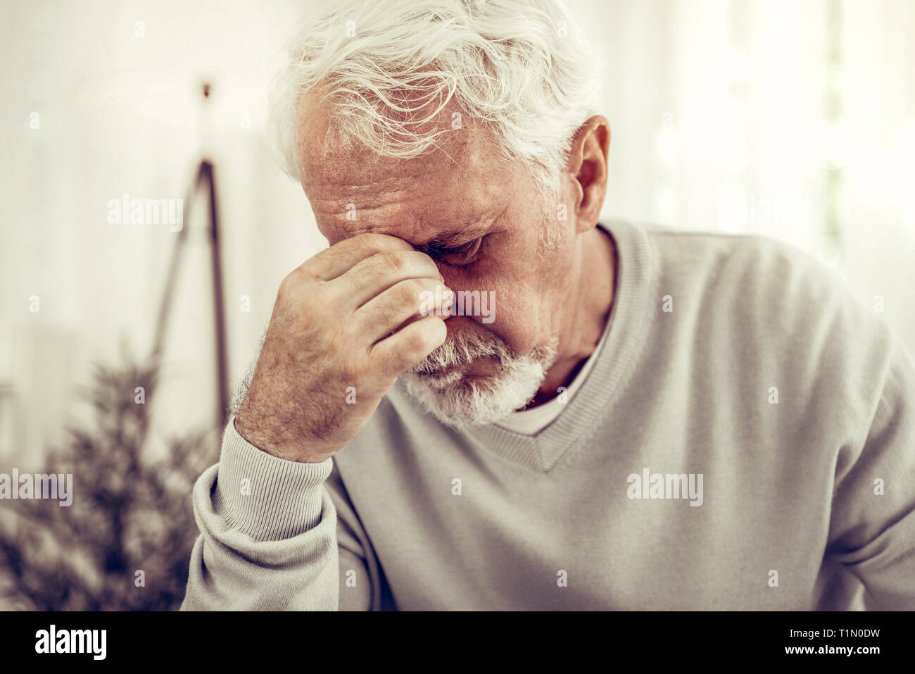 Что чувствует старый человек. Смерть пожилого человека. Старушка за столом. Что чувствует старый человек. Возрастная кожа лица.