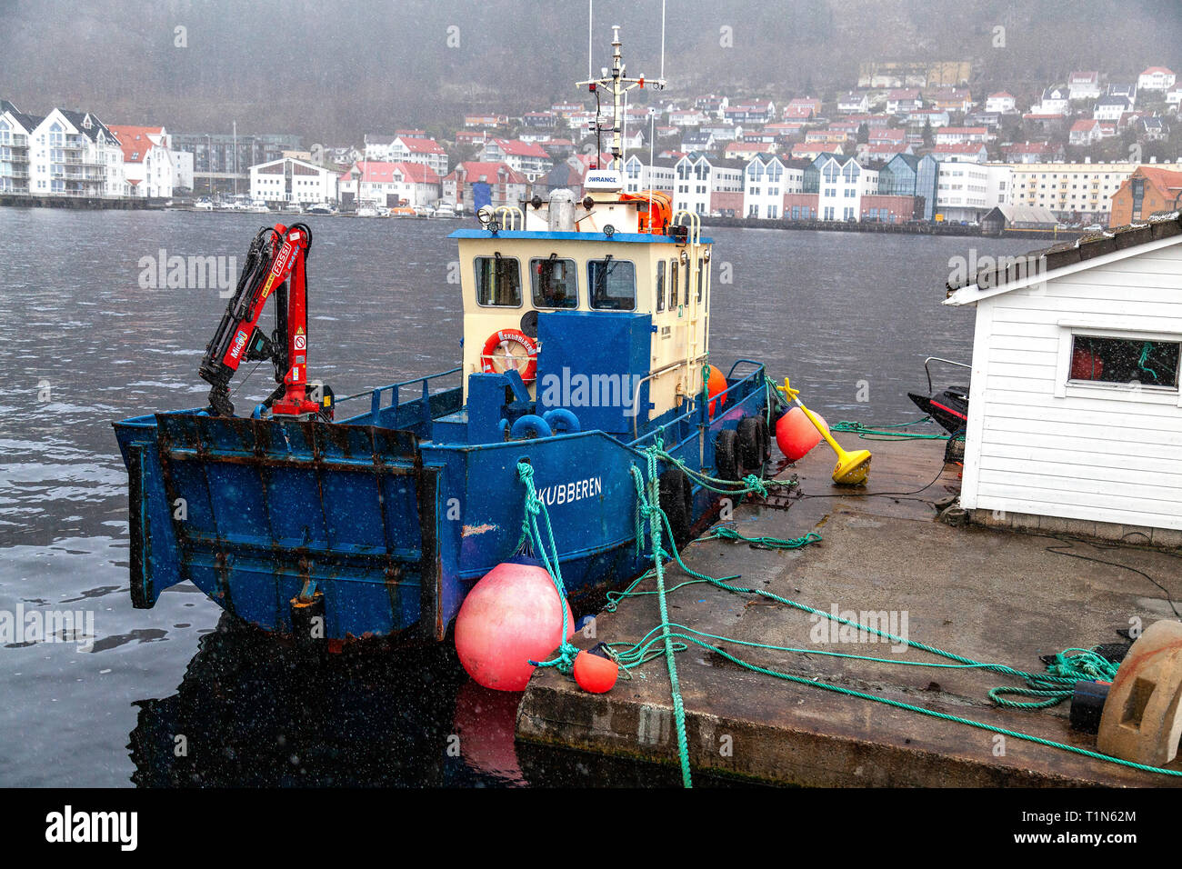 Service vessel and barge pusher Skubberen moored at Kristiansholm pier in Sandviken, Bergen, Norway. Stock Photo