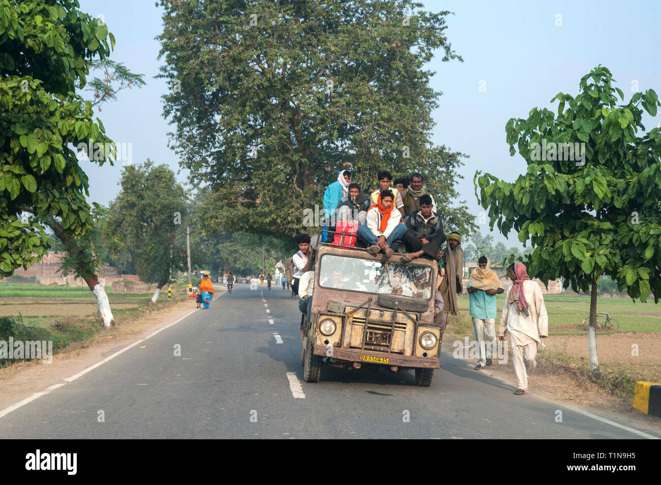 INDIA, BIHAR,Private taxi utilized to the full capacity rumbling along a country road in Bihar Stock Photo