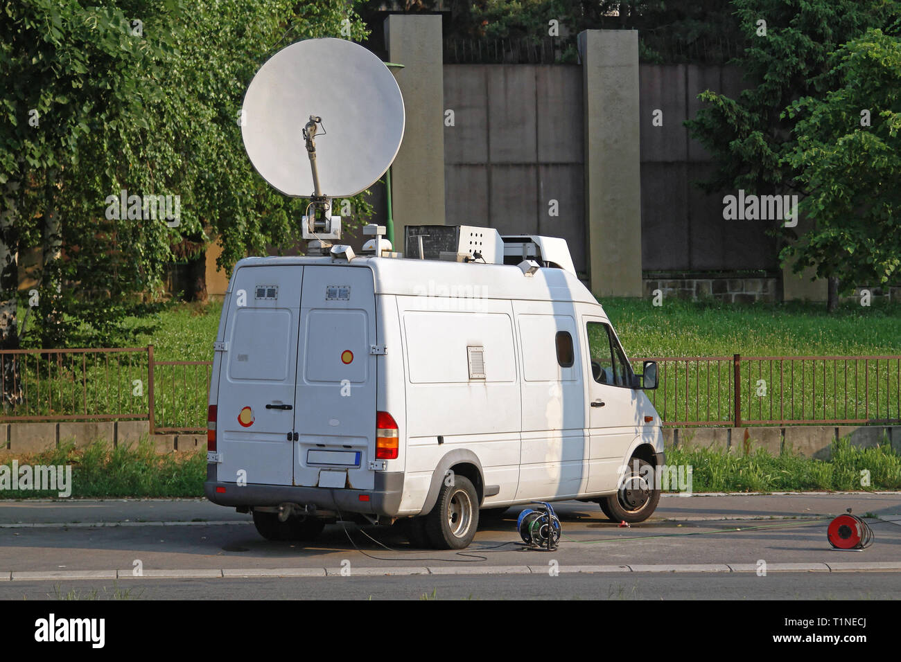 White Media Van With Satellite TV Broadcast Antenna Stock Photo - Alamy