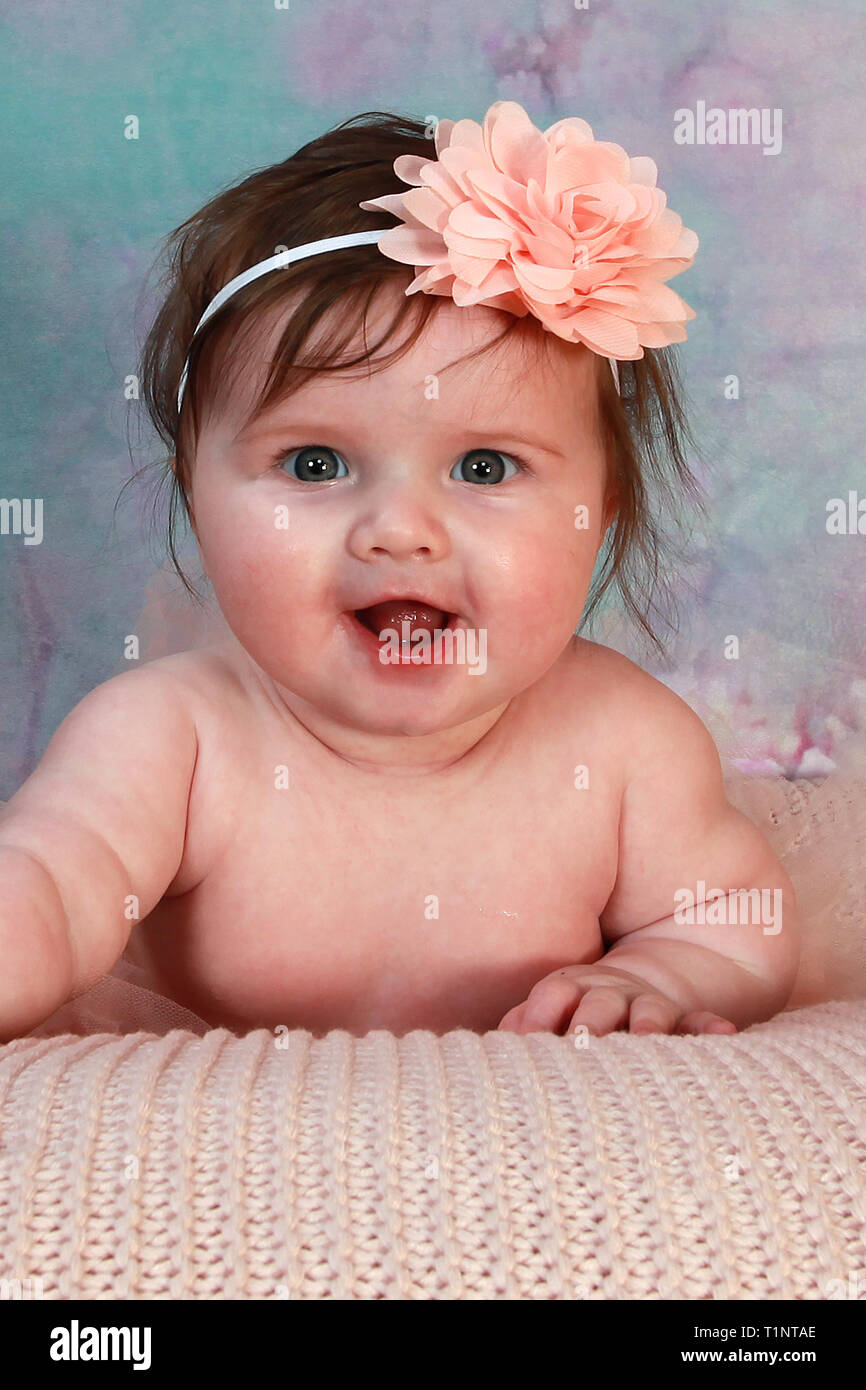 Bébé fille 6 MOIS Photo Stock - Alamy