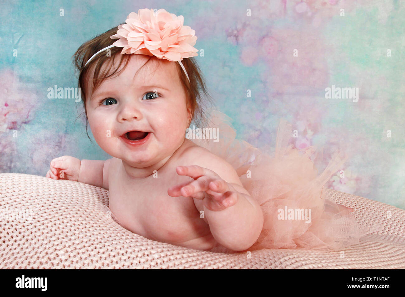 6 mois bébé fille Photo Stock - Alamy