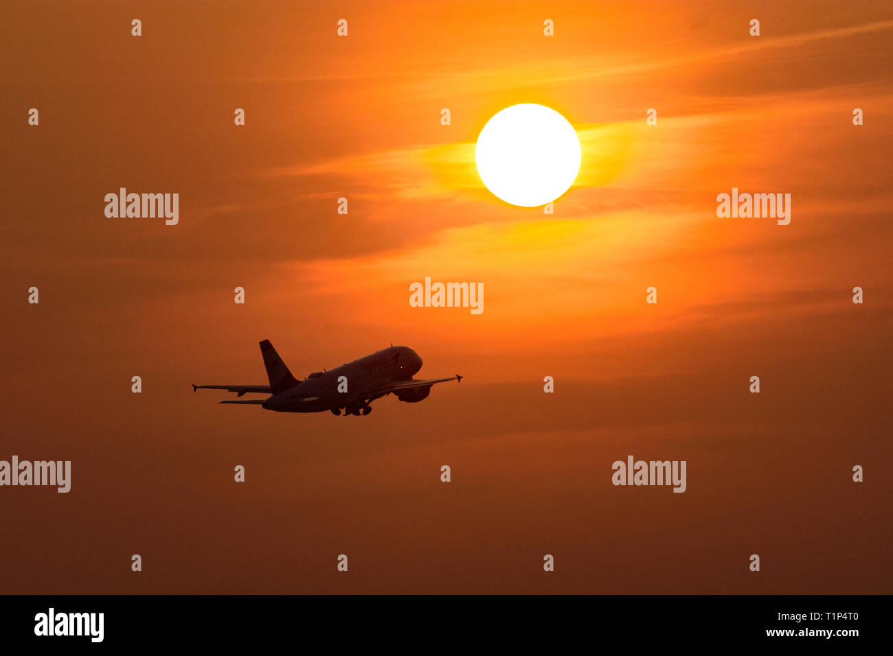 Aircraft takeoff hi-res stock photography and images - Alamy