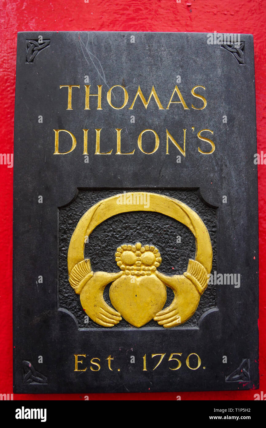 Thomas Dillon Jewellers, makers of the Claddagh Ring in Galway. The ring  represents loyalty, friendship and love Stock Photo - Alamy