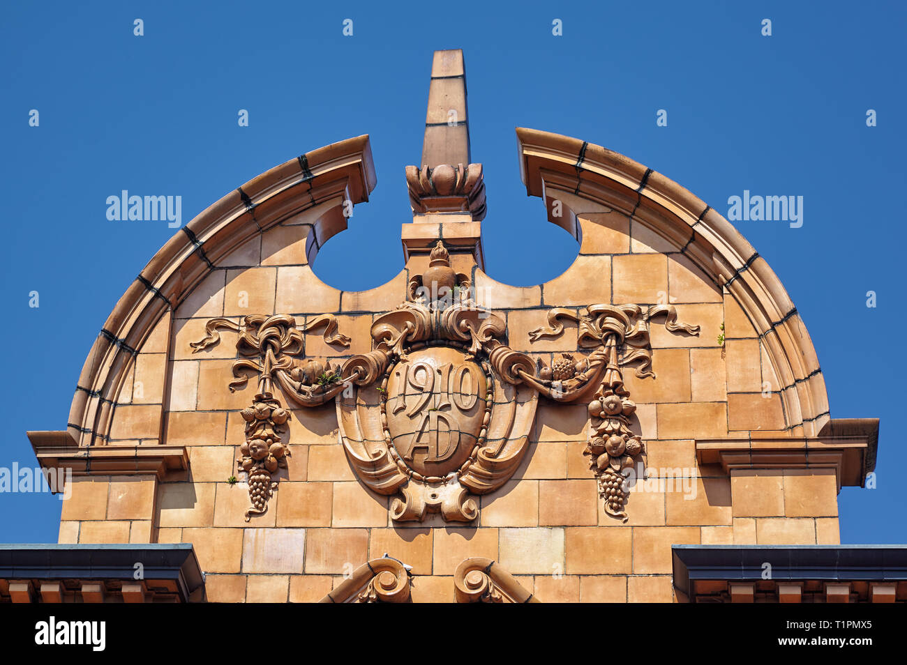 The date-stones thread (1910) on the top of Cavendish Buildings, depicts one of the phases of work done on the building. Sheffield. England Stock Photo