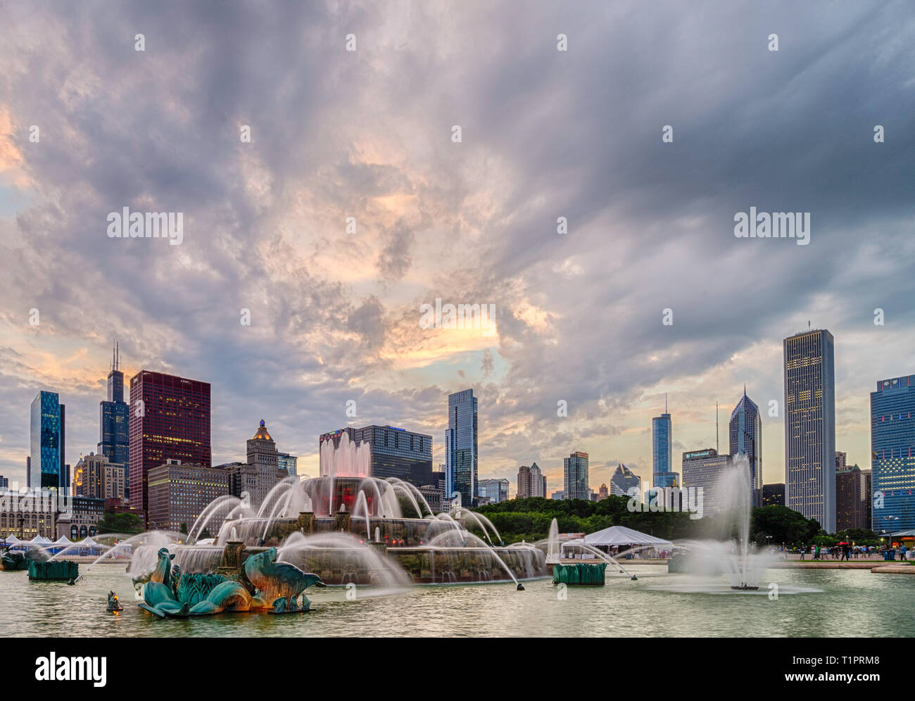 Buckingham fountain in Grant Park, Chicago, USA Stock Photo Alamy