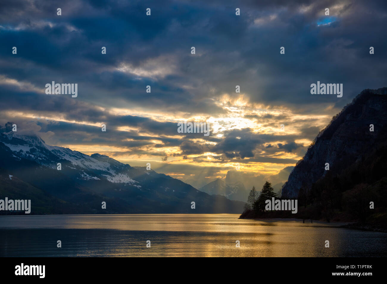Walensee Background A cloudy sunset in early spring at the Walensee in Switzerland Stock ...