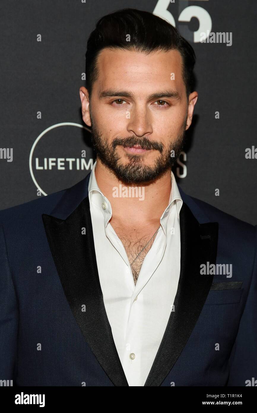 Sagoma Di Cartone Celebrity Cutouts - Michael Malarkey In Formato Mini (60,5 Cm). Ritaglio Da Collezione, Altissima Definizione, Made In Europe. Regalo Perfetto Per Fan.
