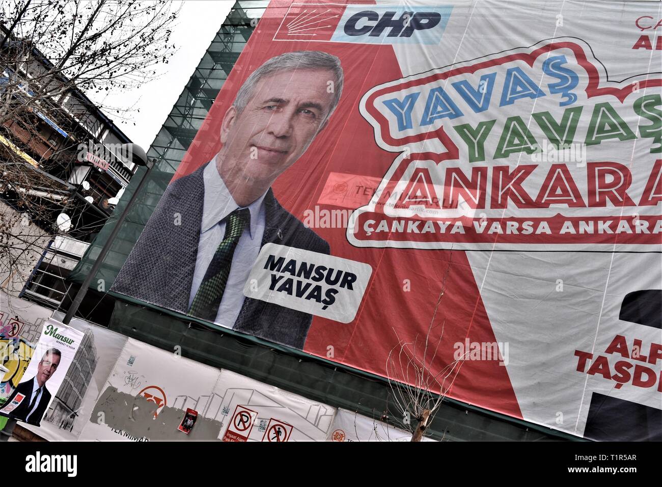 Ankara, Turkey. 28th Mar, 2019. Election banners picturing MANSUR YAVAS,  the mayoral candidate of the Turkish opposition bloc for the metropolitan  municipality, are seen on the facade of a building under construction