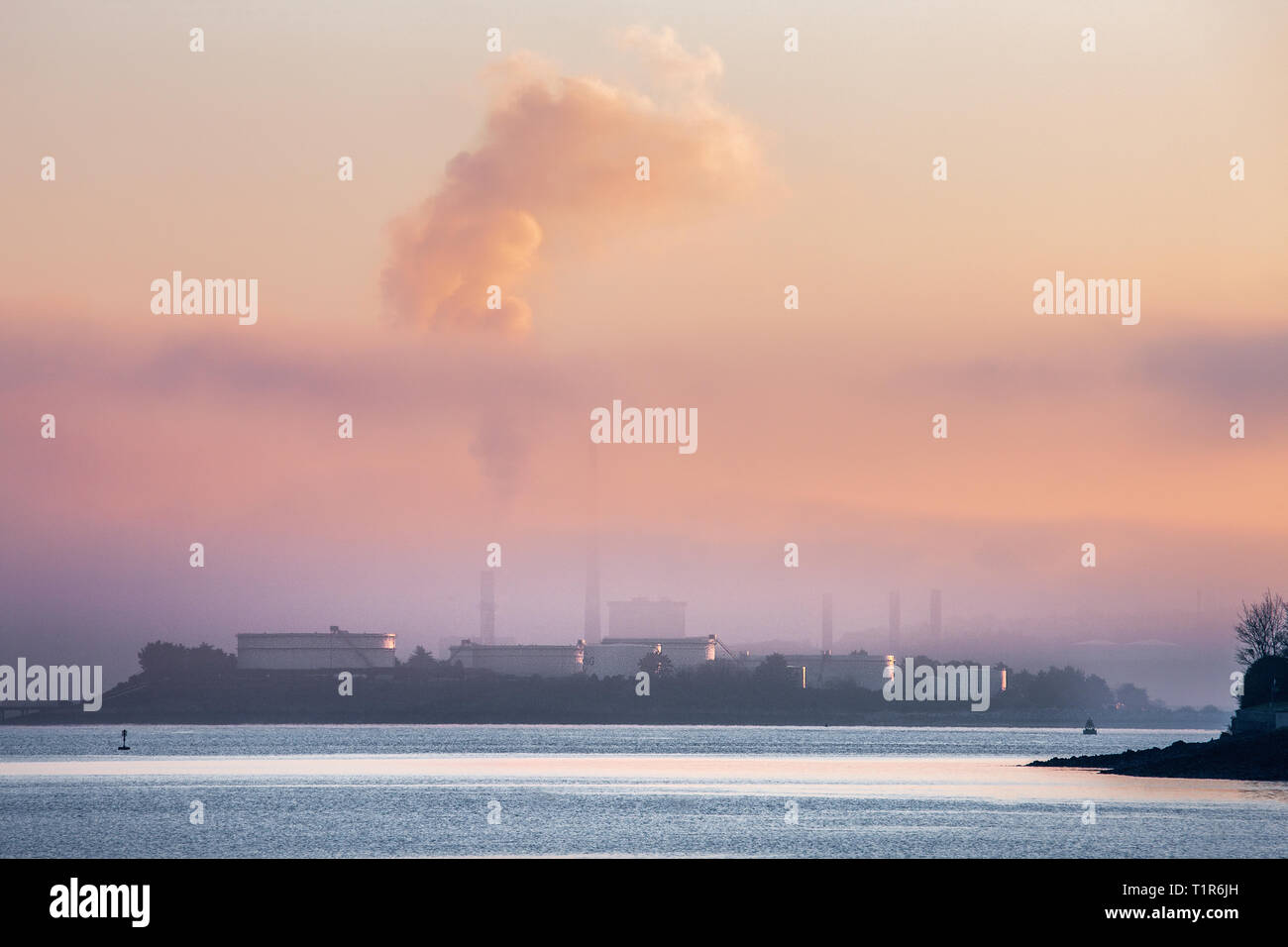 Whitegate, Cork, Ireland. 28th March, 2019. A clear night gave way to some early morning fog around the oil refinery at Whitegate, Co. Cork, Ireland. Credit: David Creedon/Alamy Live News Stock Photo
