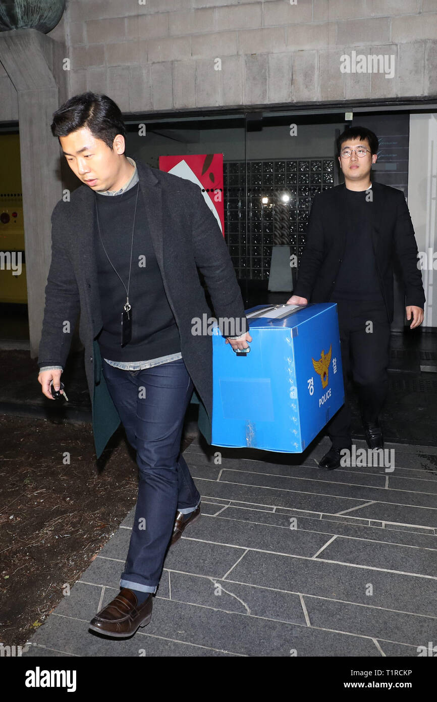 24th Mar, 2019. Police raid clinic in probe of alleged drug use by Samsung  heiress Investigators carry a box of evidence collected from a plastic  surgery clinic in Gangnam on March 24