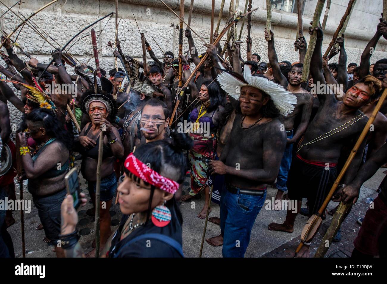Sao Paulo, Brazil. 28th Mar, 2019. Guarani Indians threaten to invade Sao Paulo City Hall - Armed with bows and arrows, Guarani Indians of the Indigenous lands of Jaragua, west of Sao Paulo, who have been camped since yesterday morning in front of the City Hall headquarters in the Cha Viaduct, threatened to invade the property if they were not attended by Mayor Bruno Covas, they are against the municipalization of the indigenous health and denounce the scrapping of SESAI, Special Secretariat of Indigenous Health. Credit: AGIF/Alamy Live News Stock Photo
