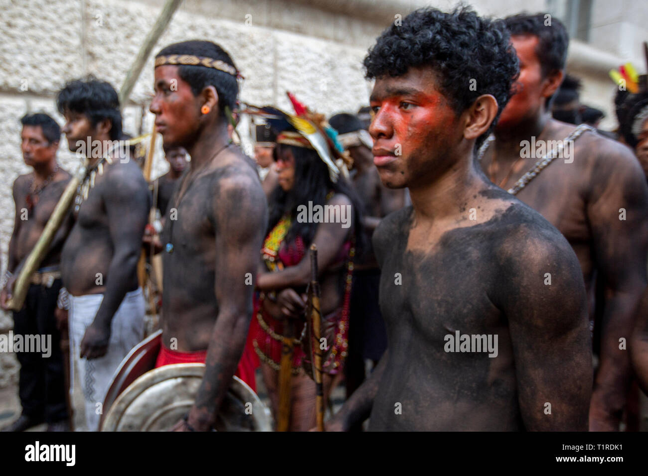 Sao Paulo, Brazil. 28th Mar, 2019. Guarani Indians threaten to invade Sao Paulo City Hall - Armed with bows and arrows, Guarani Indians of the Indigenous lands of Jaragua, west of Sao Paulo, who have been camped since yesterday morning in front of the City Hall headquarters in the Cha Viaduct, threatened to invade the property if they were not attended by Mayor Bruno Covas, they are against the municipalization of the indigenous health and denounce the scrapping of SESAI, Special Secretariat of Indigenous Health. Credit: AGIF/Alamy Live News Stock Photo